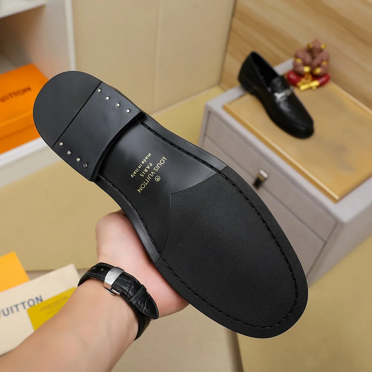 Men's shoes 460 💰 Louis Vuitton LV ® 🆕 model 🔛 full shoe counter, first layer cowhide, 🐂leather lining casual shoes for men, super soft outsole, a must-have for driving. Synchronized with the counter, original first layer cowhide, completely 1:1 mold customization 🌹 top version, color optional! Number: 38-44 (45.46 customized)